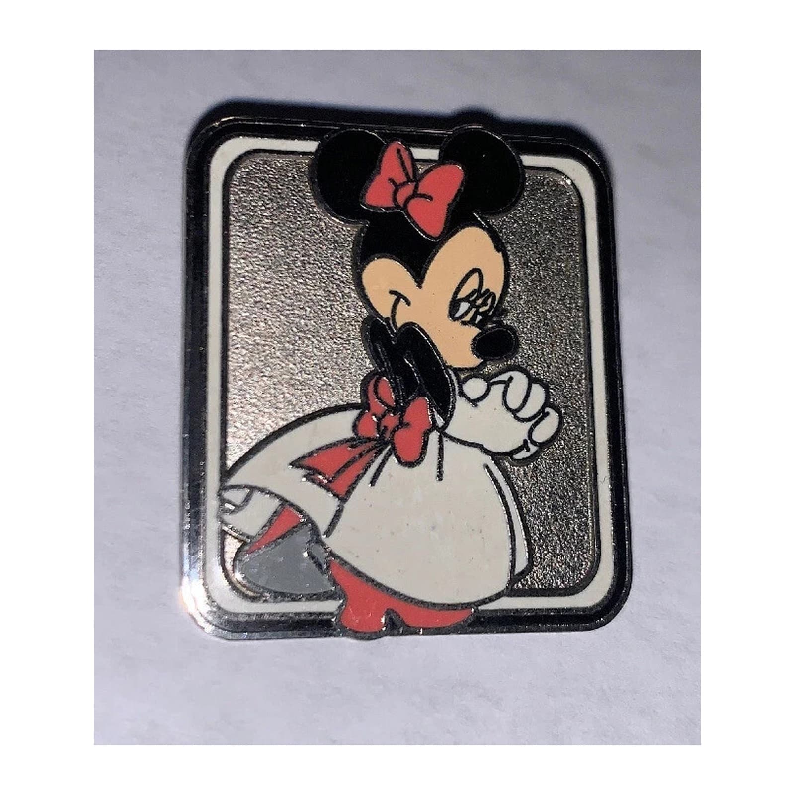 Minnie Mouse in White Dress, a 2002 Walt Disney World Cast Lanyard pin