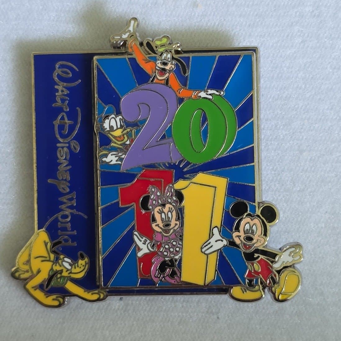 2011 Mickey and Fab 5 Starburst Pin -91146 Walt Disney World front