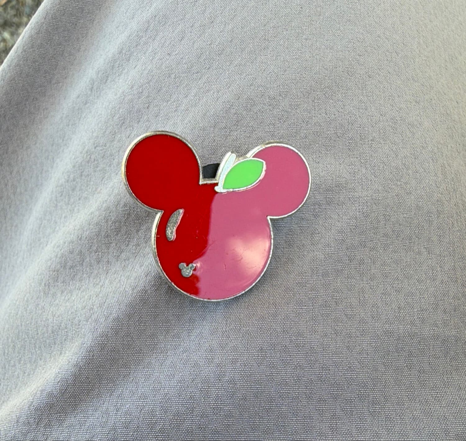 Hidden Mickey 2017 Wave A: Fruit Pin - Apple front
