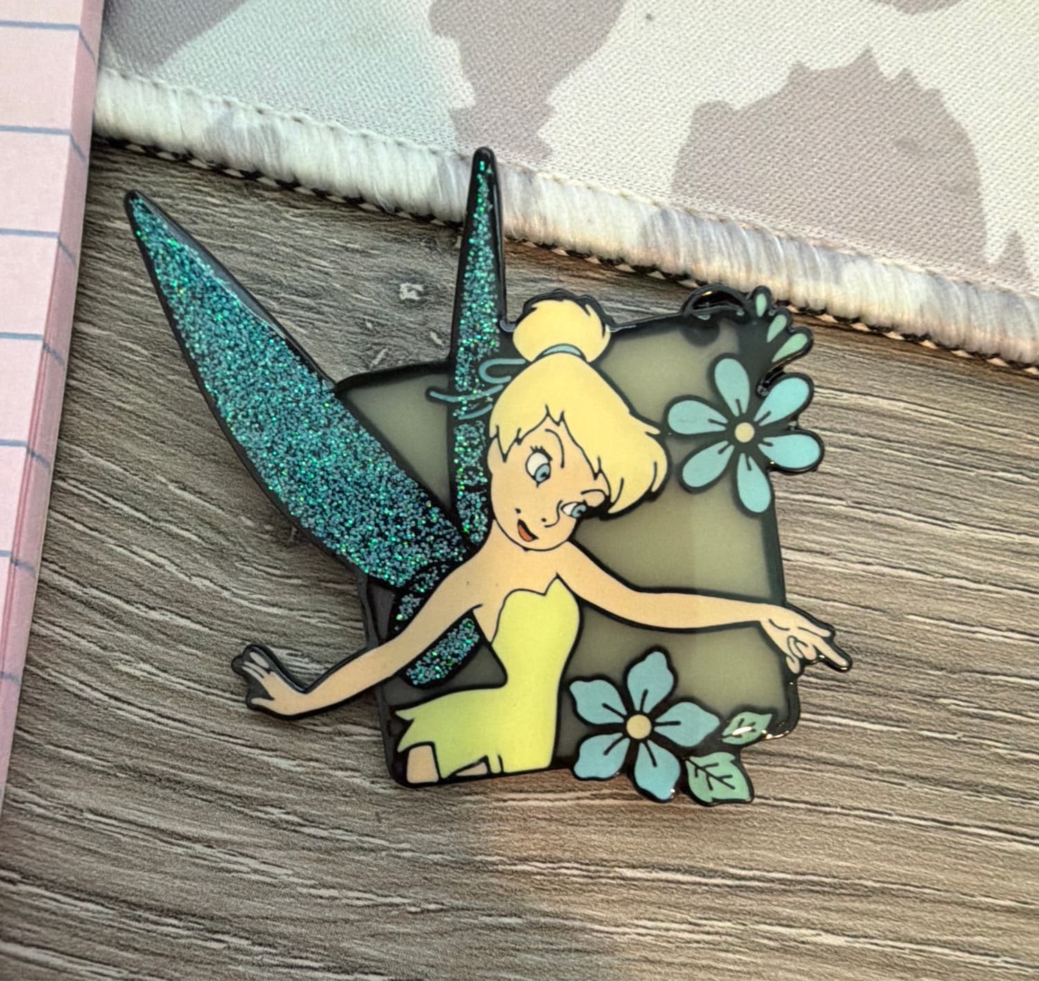 Peter Pan Bioworld Tinker Bell Floral Mystery Pin