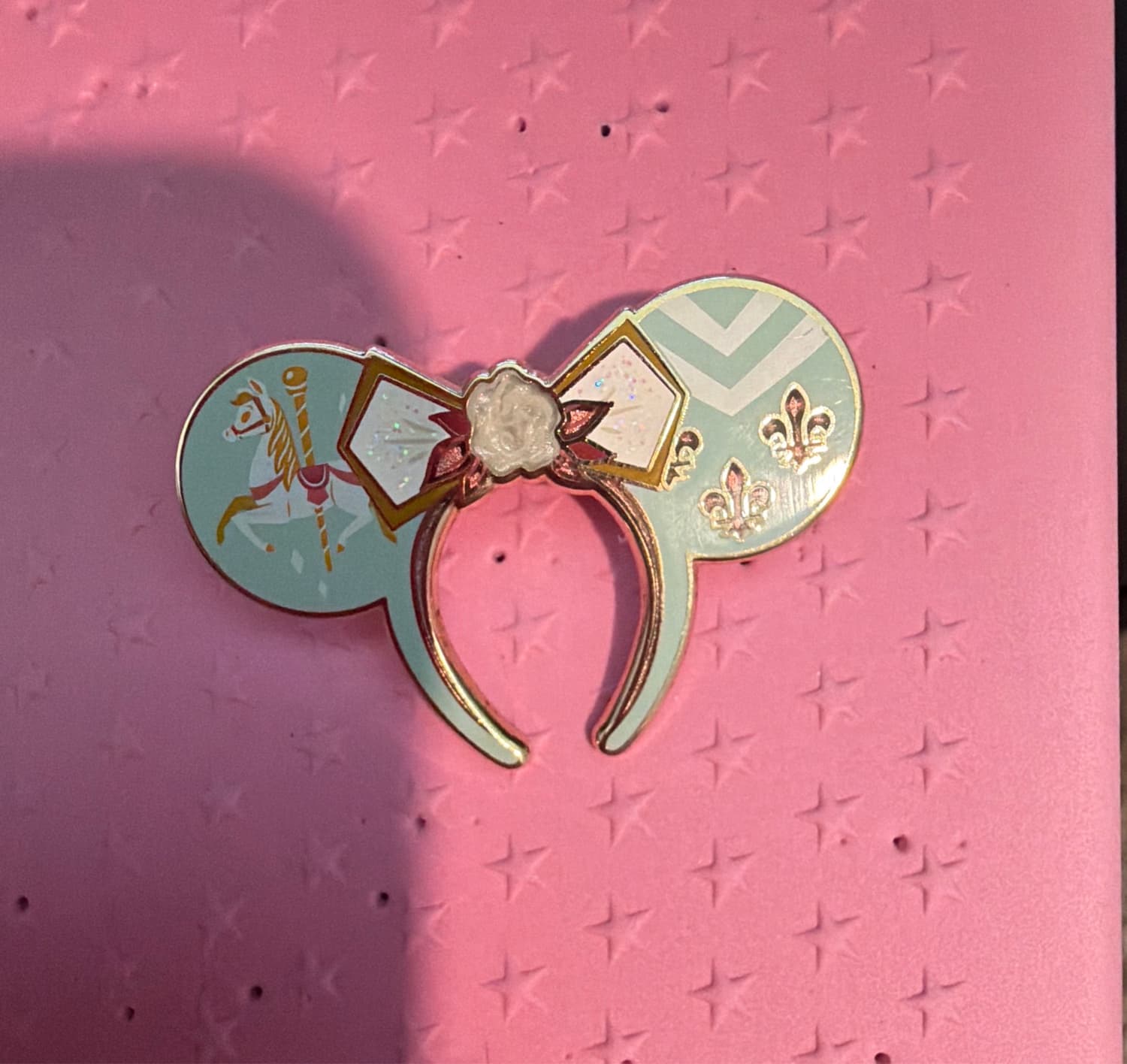 Minnie Mouse The Main Attraction King Arthur Carousel Pin Set front