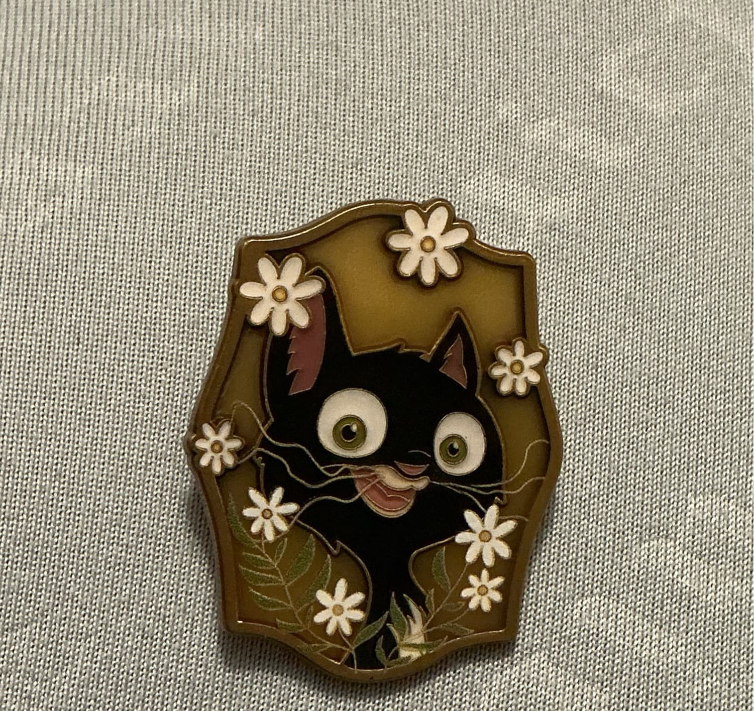 Mittens (Bolt) with Flowers Shield Pin