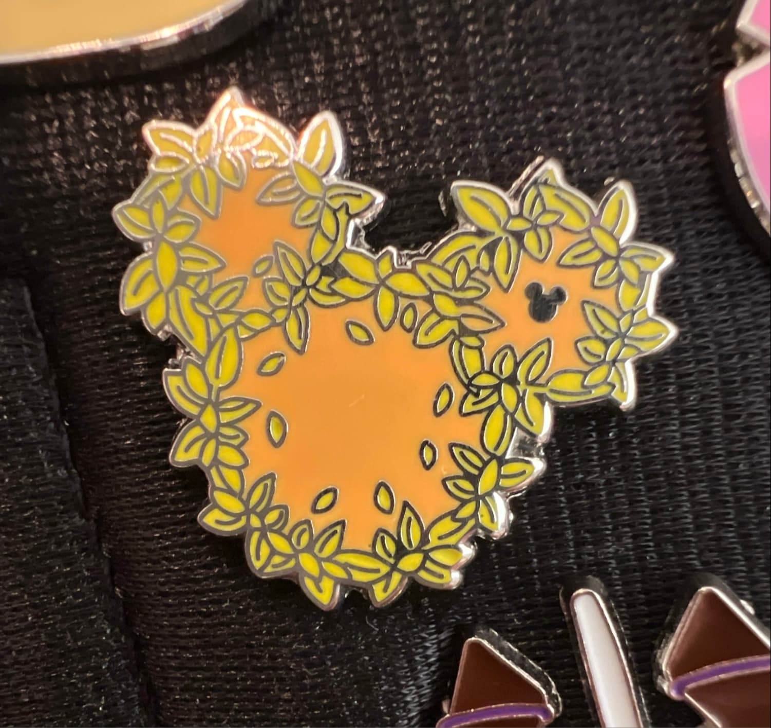 Sculpted Gold Leaves Mickey Mouse Icon Pin