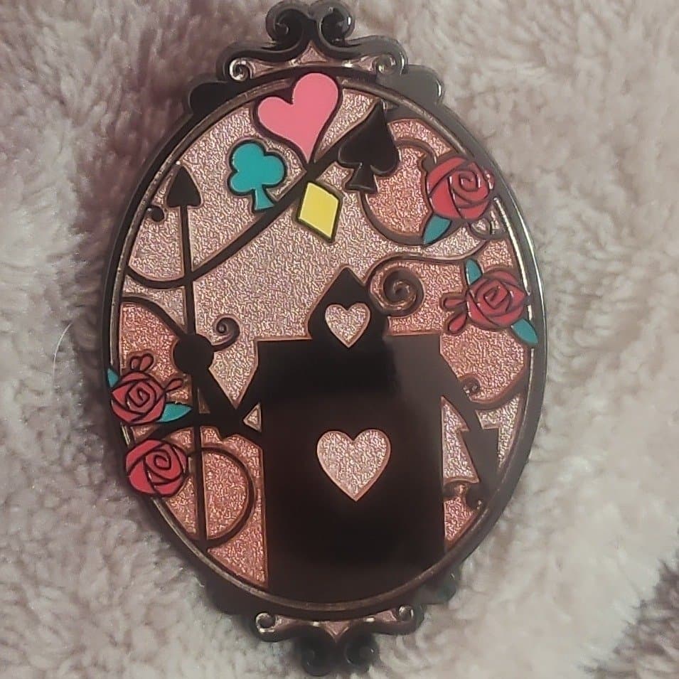 Card Guard Sillhoutteel Pin - Hot Topic