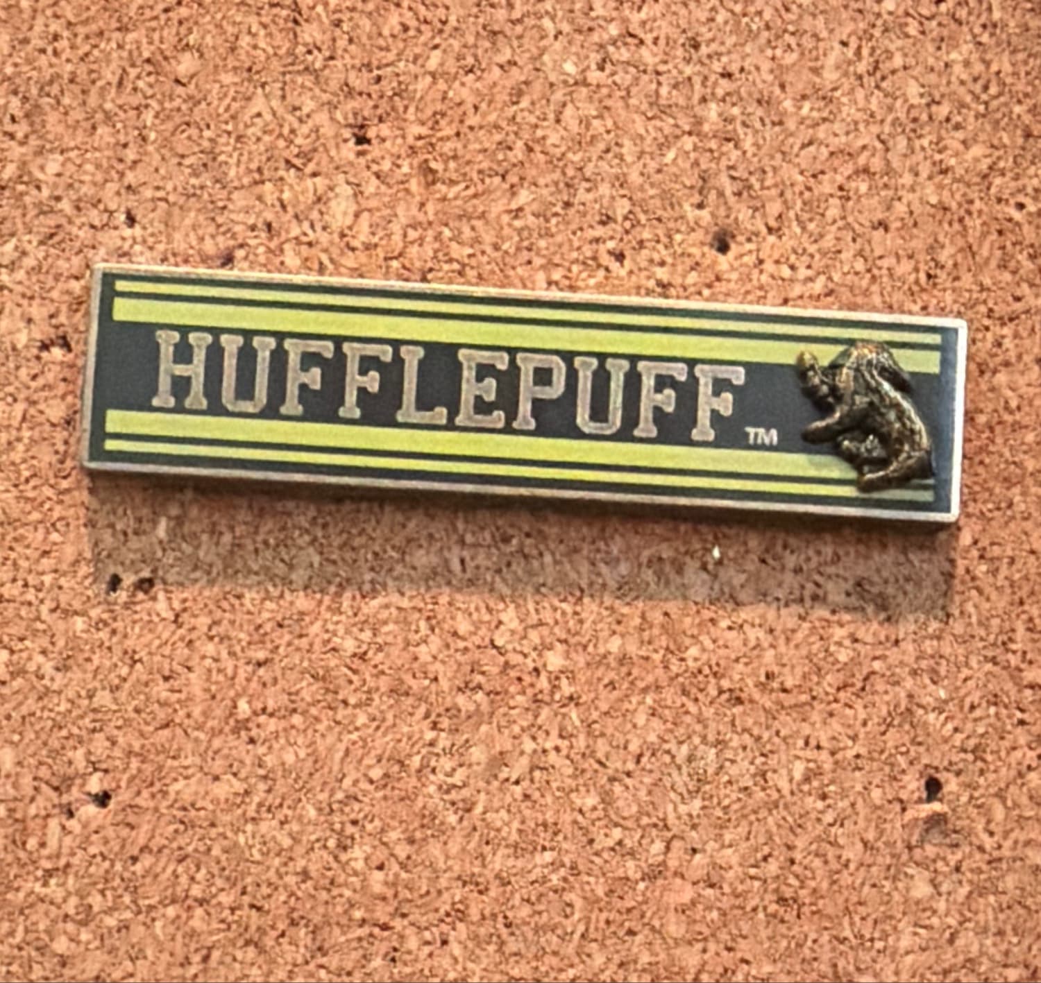 Universal Pin - Harry Potter Hufflepuff Banner front
